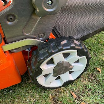 Gressklipper test: Gummidekkene har et grovt mønster Gressklipper test: Gummidekkene har et grovt mønster